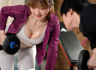Nữ PT gợi cảm và chàng trai số hưởng dính lấy nhau