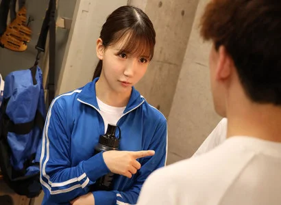 cô gái xinh trong câu lạc bộ bóng đá quan hệ tập thể với cô gái xinh ở góc sân
