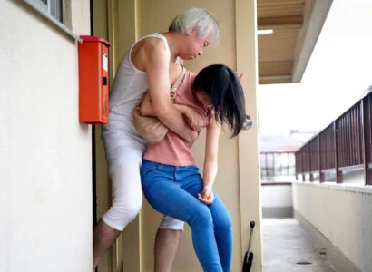 Cô vợ mới cưới bị bố chồng già quấy rối