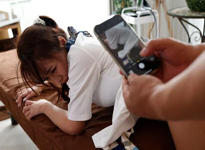 Em nhân viên ở tiệm triệt lông đè cô ấy ra mà quan hệ
