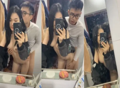 Cặp đôi trẻ làm tình nhau trước gương