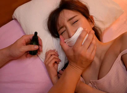 Tôi dùng thuốc mê làm cô em họ xinh đẹp bất tỉnh rồi quan hệ